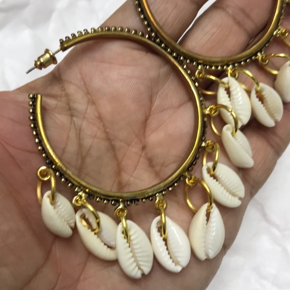 cowrie shell conch open hoop gold earrings new - Picture 2 of 2